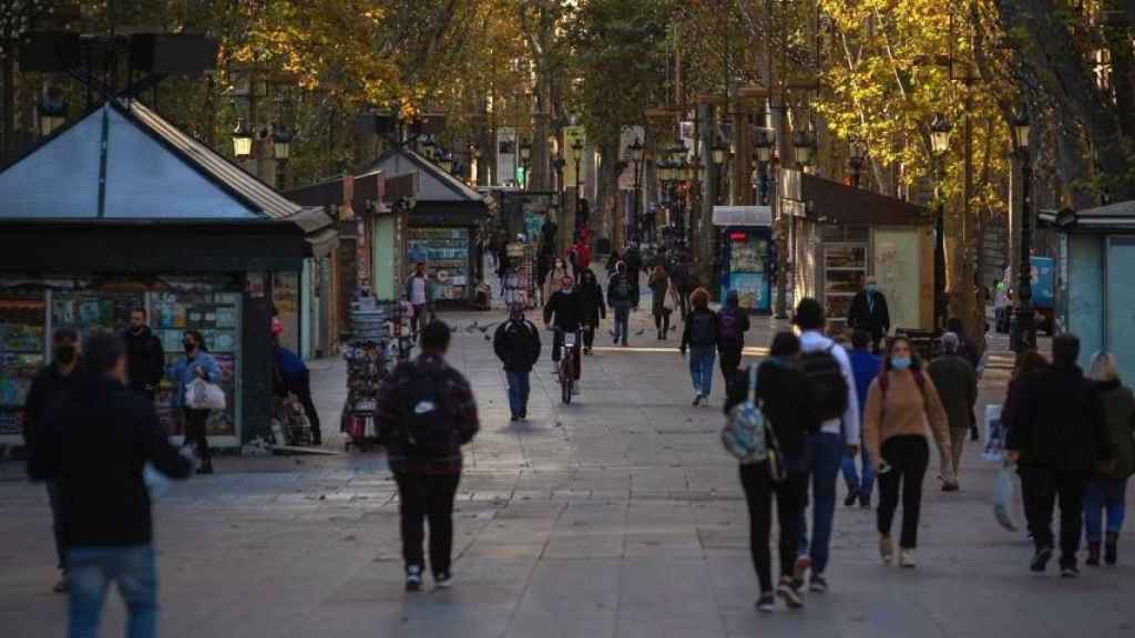 Paseantes en La Rambla / EUROPA PRESS