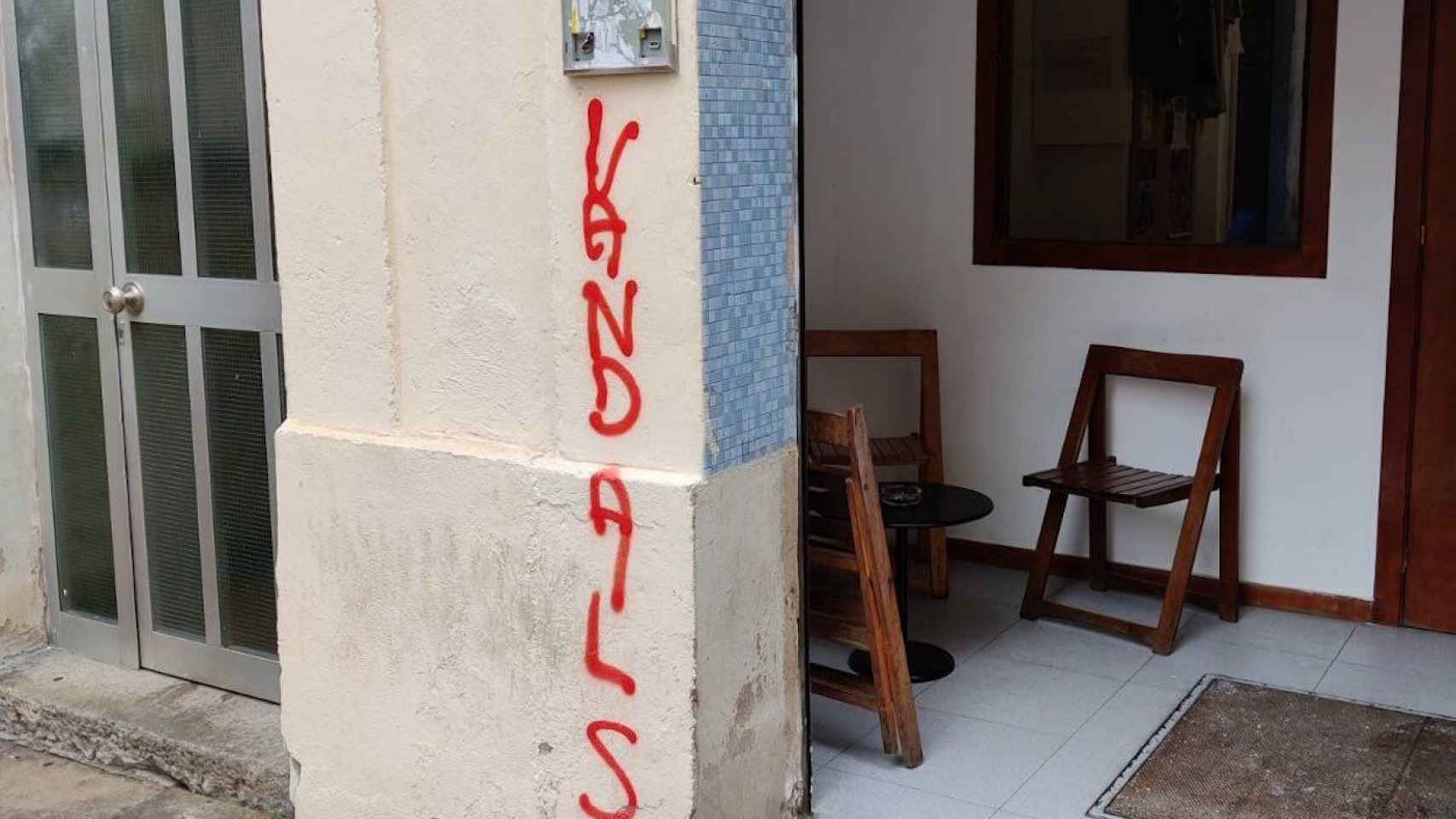 Pintadas en la sede de Arran en el Clot / REDES SOCIALES