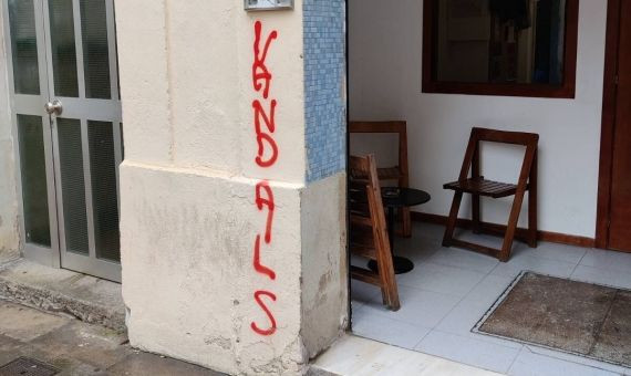 Pintadas en la sede de Arran en el Clot / REDES SOCIALES