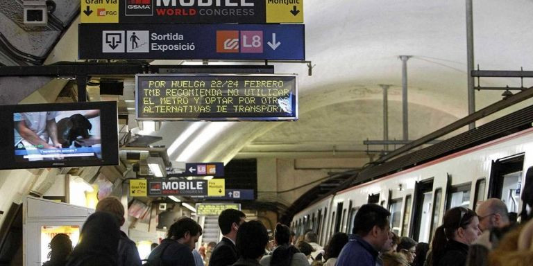 Asistentes al Mobile en el metro de Barcelona / EFE