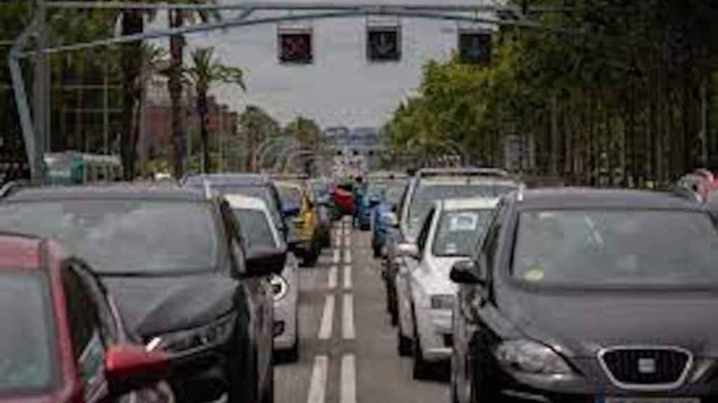 Coches en la Diagonal de Barcelona / EUROPA PRESS