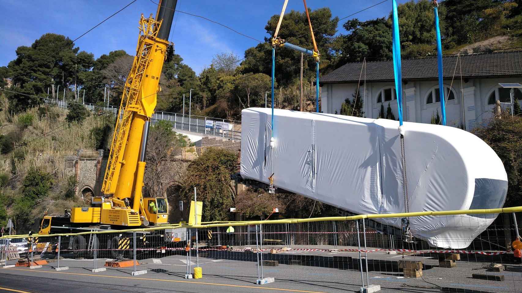 El primer vehículo de la Cuca de Llum llega al Tibidabo / REDES SOCIALES