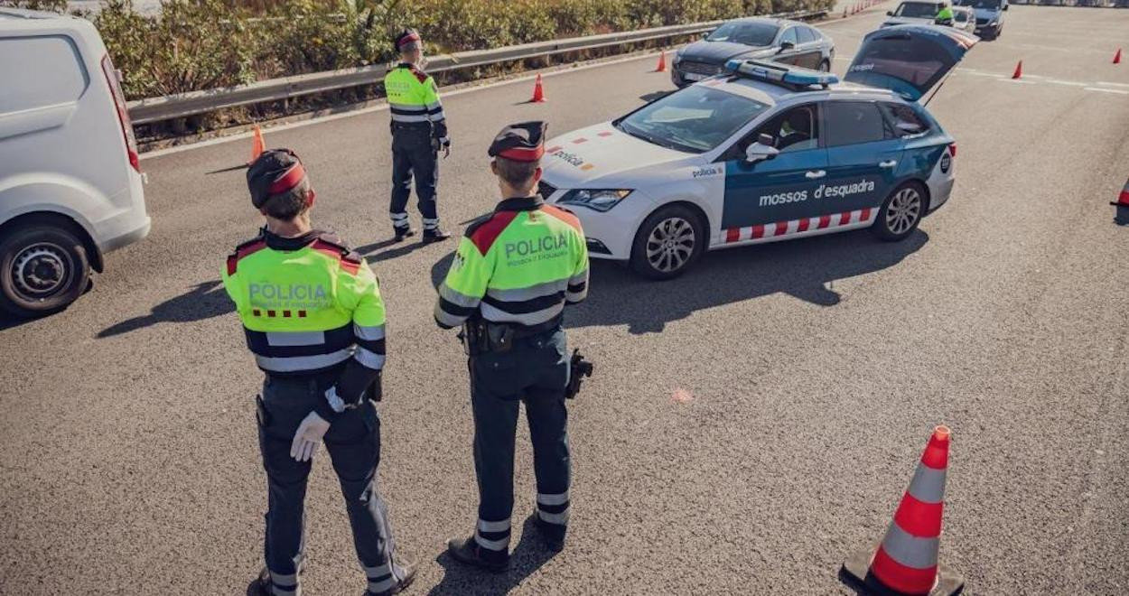 Los Mossos d'Esquadra paran a un hombre en un control de movilidad / EP