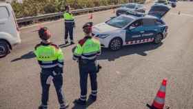 Los Mossos d'Esquadra paran a un hombre en un control de movilidad / EP