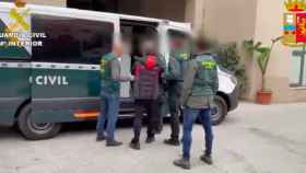 El fugitivo de la 'Ndrangueta de la mafia calabresa es conducido a un furgón de la Guardia Civil / GUARDIA CIVIL