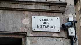 Detalle de la placa de la calle Notariat / PABLO MIRANZO