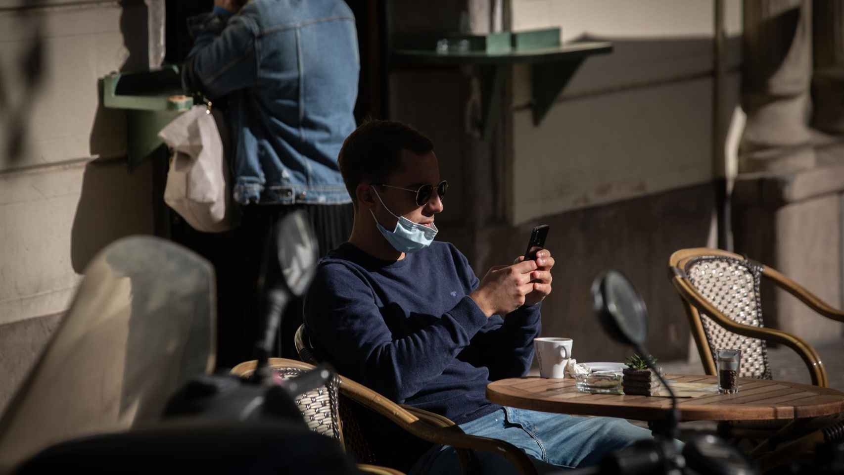 Un chico en una terraza en Barcelona / EUROPA PRESS - David Zorrakino