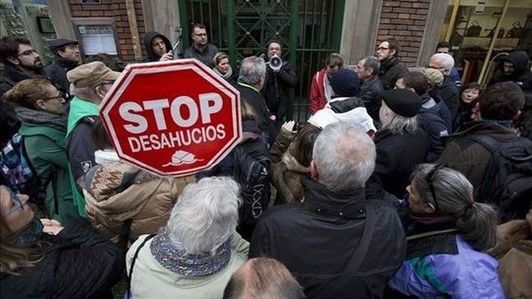 Stop Desahucios en el exterior de una vivienda