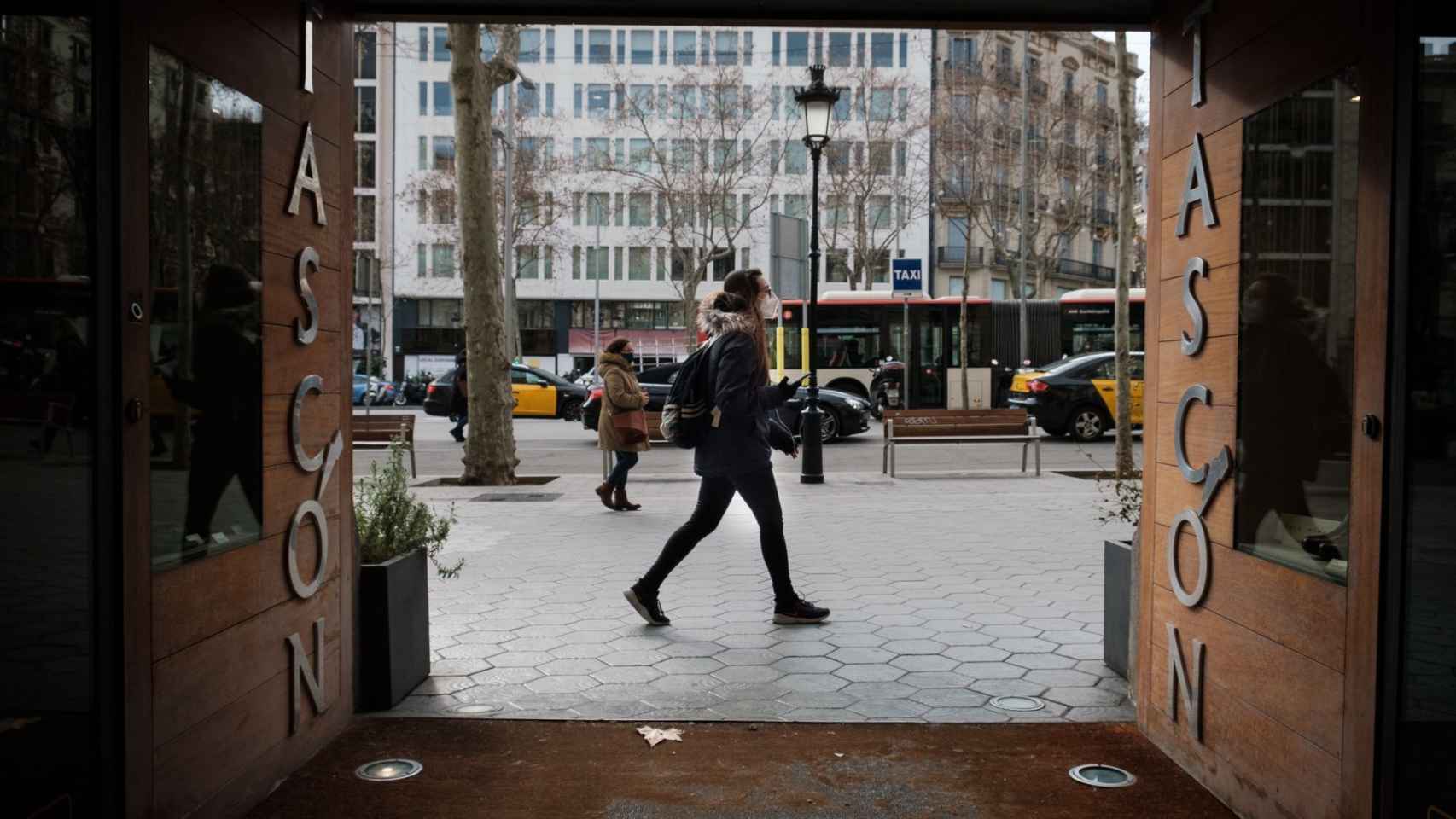 Un peatón pasea por el paseo de Gràcia, en Barcelona / PABLO MIRANZO (MA)