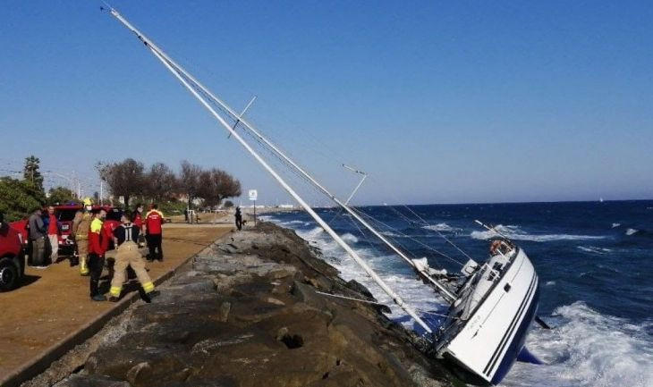 Velero atrapado entre las rocas / BOMBERS