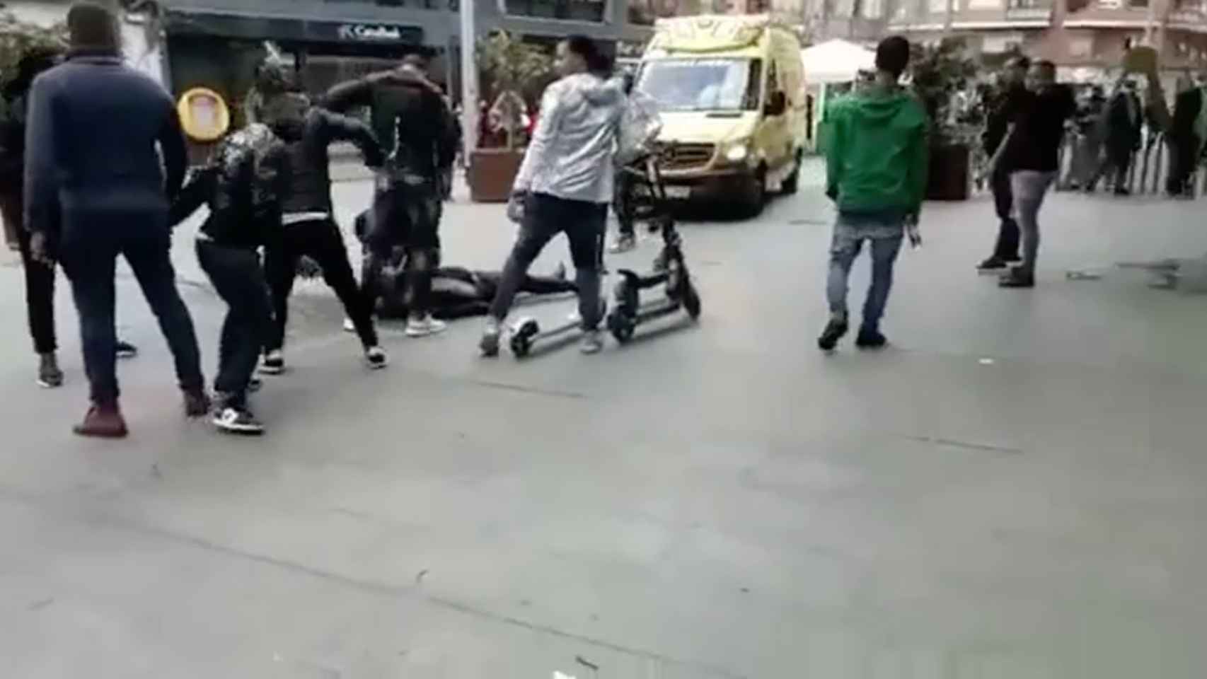 Momento de la pelea en L'Hospitalet de Llobregat