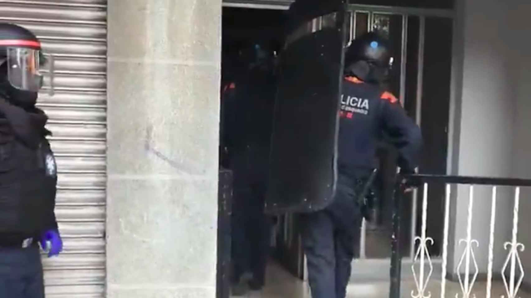 Los Mossos entran en el piso de Pineda de Mar donde operaba una peligrosa banda criminal / MOSSOS D'ESQUADRA