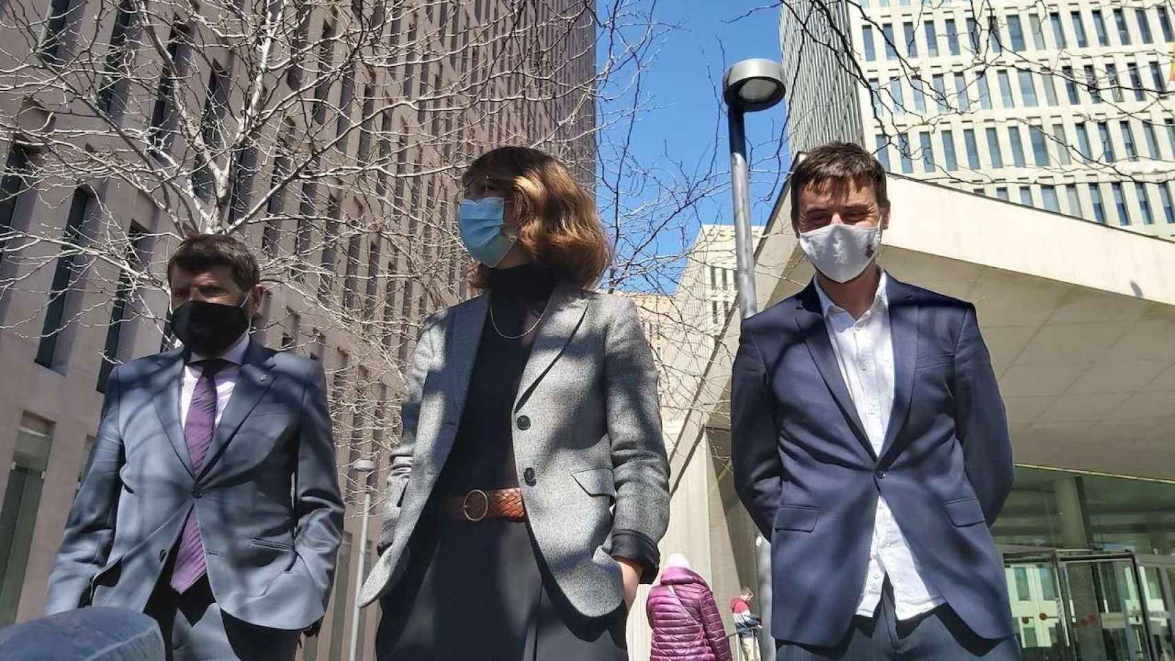 Janet Sanz, junto a Albert Batlle (izquierda) y Marc Serra (concejal de Sants-Montjuïc), a la salida de la Ciutat de la Justícia / MA