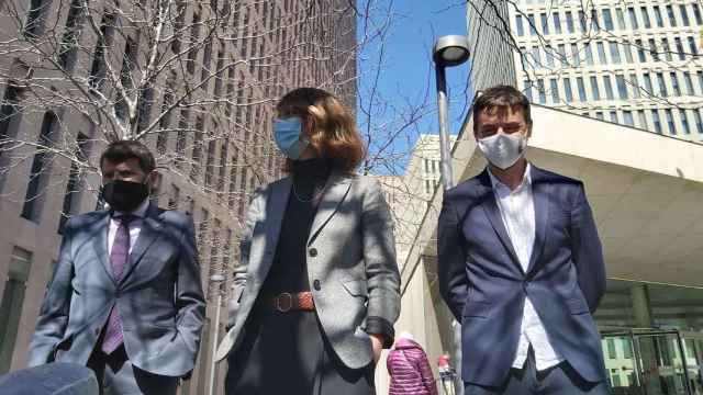 Janet Sanz, junto a Albert Batlle (izquierda) y Marc Serra (concejal de Sants-Montjuïc), a la salida de la Ciutat de la Justícia / MA