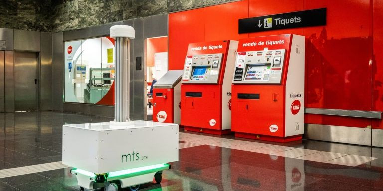 Un robot desinfecta una estación con UV-C / TMB