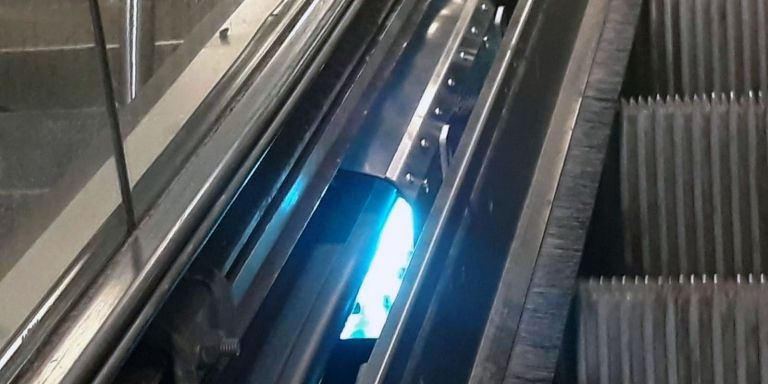 Desinfección de una escalera automática del servicio de metro / TMB