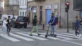 Un conductor de patinete eléctrico en una imagen de archivo