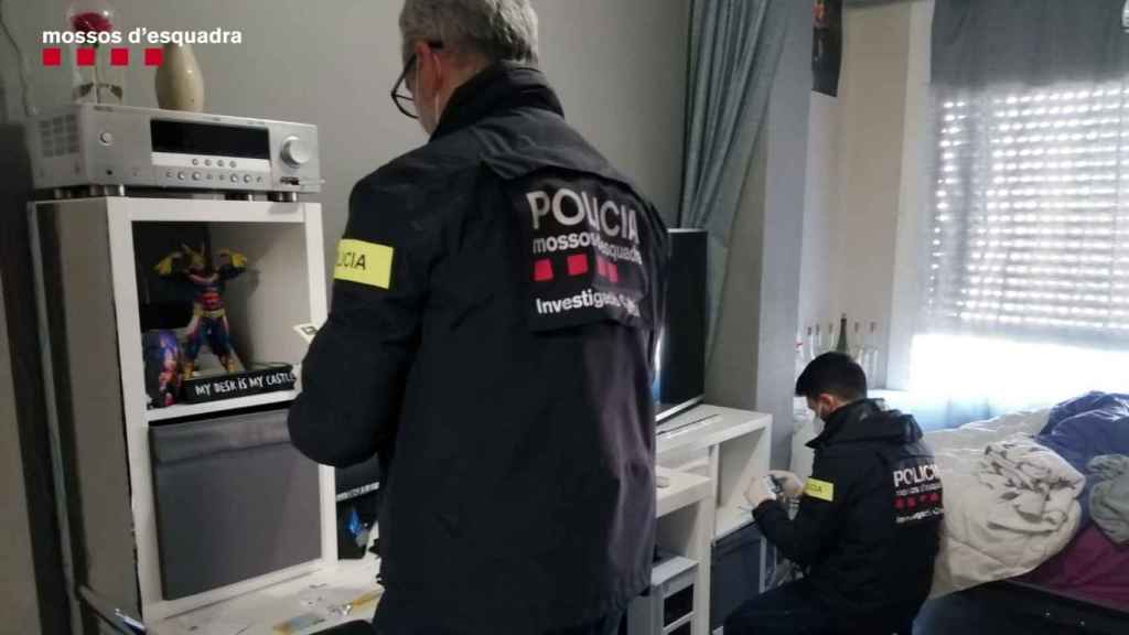 La policía investiga la casa de un pedófilo detenido / MOSSOS D'ESQUADRA