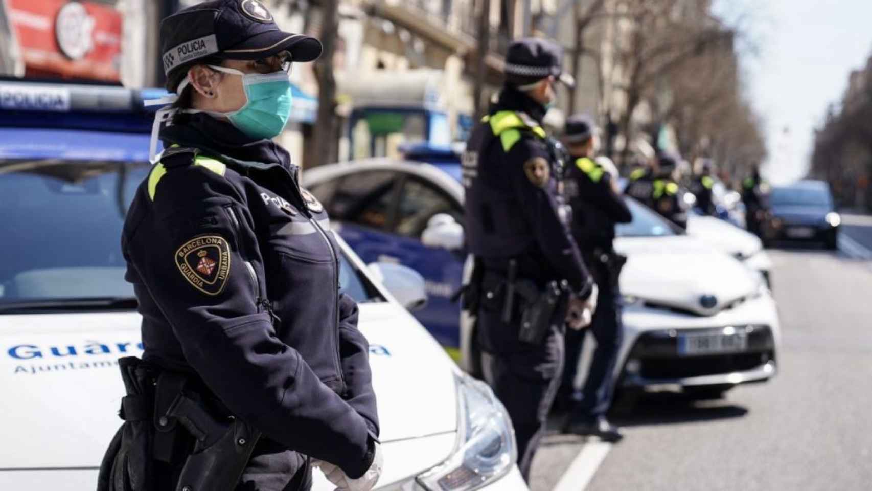 Agentes de la Guardia Urbana durante la pandemia / EFE