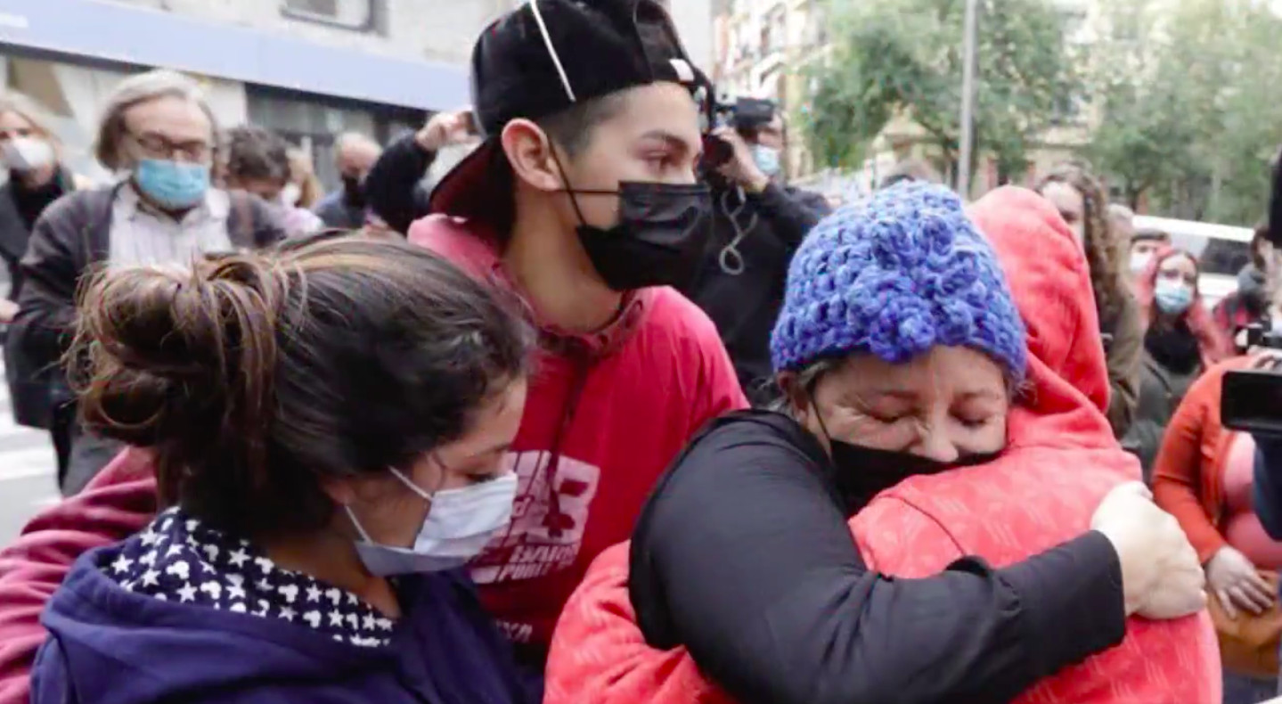 Claudia y sus hijos abrazándose en una de las concentraciones contra el desahucio / SINDICAT DE BARRI DEL POBLE-SEC