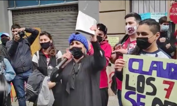 Claudia y algunos de sus hijos protestando contra el desahucio / SINDICAT DE BARRI DEL POBLE-SEC