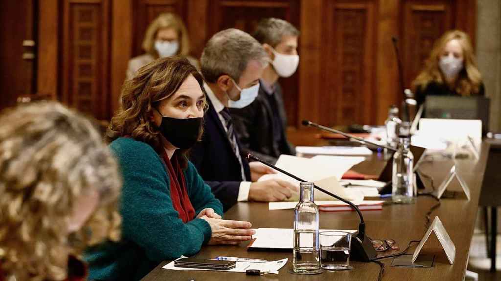 Ada Colau, presidiendo la reunión con el cuerpo consular de Barcelona ayer / AJBCN