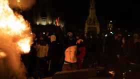 Barricadas en la manifestación de Barcelona en apoyo al rapero Pablo Hasel / DAVID ZORRAKINO - EUROPA PRESS