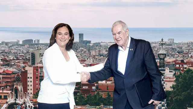 Ernest Maragall y Ada Colau se saludan, con una panorámica de Barcelona al fondo / FOTOMONTAJE MA