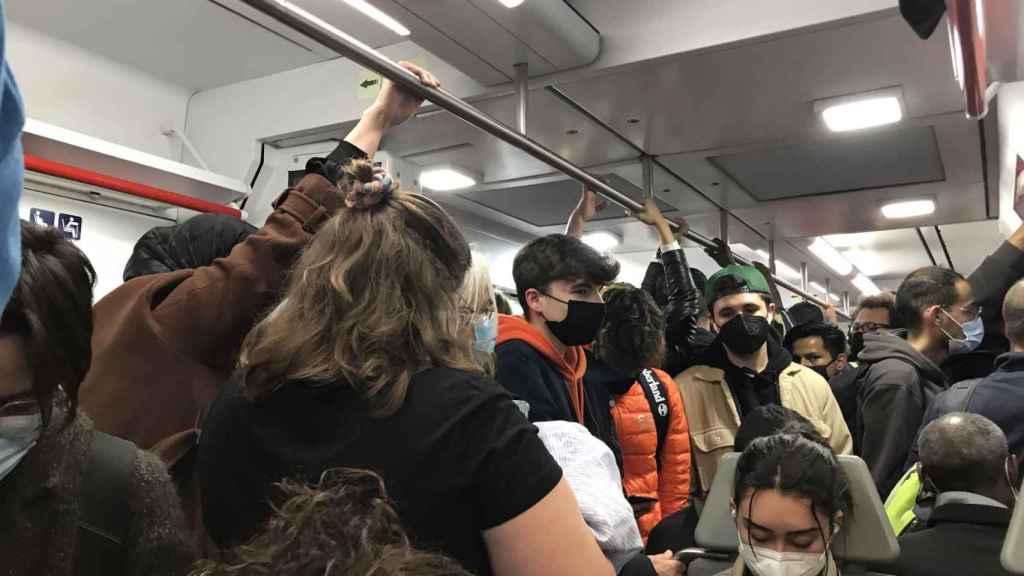 Un tren de la R1 de Rodalies, lleno a reventar en una imagen de archivo / REDES SOCIALES