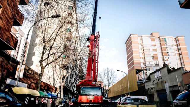 Operarios de la constructora dispuestos a descargar material para iniciar las obras de la cocina fantasma / CEDIDA- CHRISTYAN MARTOS