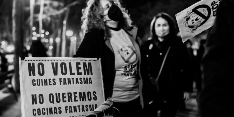 Vecinos en una protesta contra las dark kitchens/ CEDIDA- CHRISTYAN MARTOS