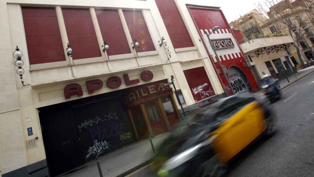 Un taxi pasa por delante de la sala de conciertos y discoteca Apolo, cerrada tras la pandemia / EFE - Alejandro García