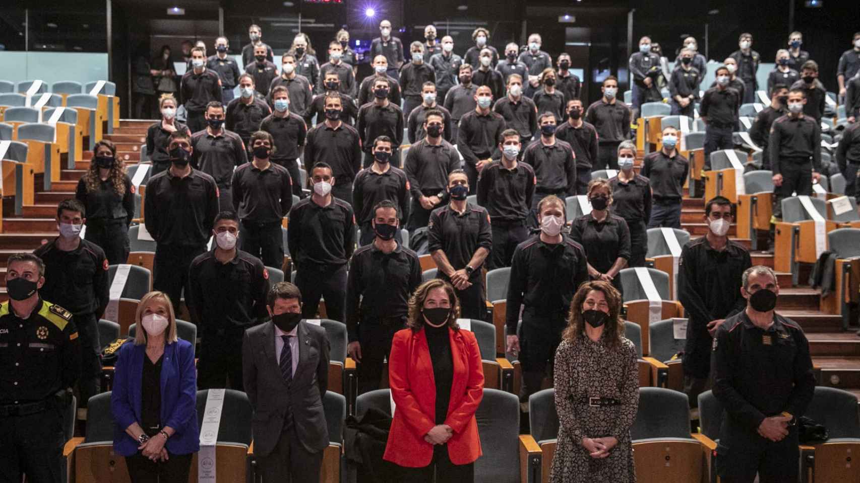 Colau y Batlle presiden el acto de presentación de los nuevos bomberos de Barcelona / AYUNTAMIENTO