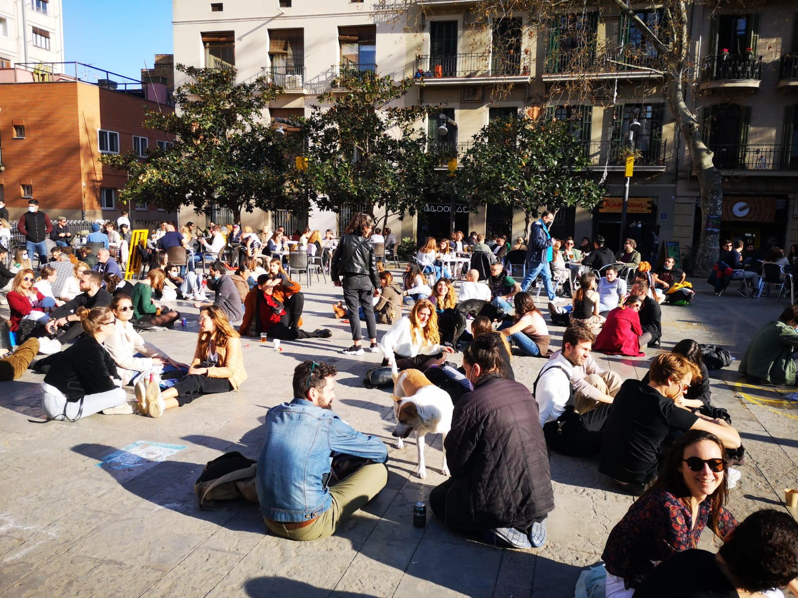 Botellón el sábado pasado en la plaza del Sol de la Vila de Gràcia / METRÓPOLI ABIERTA