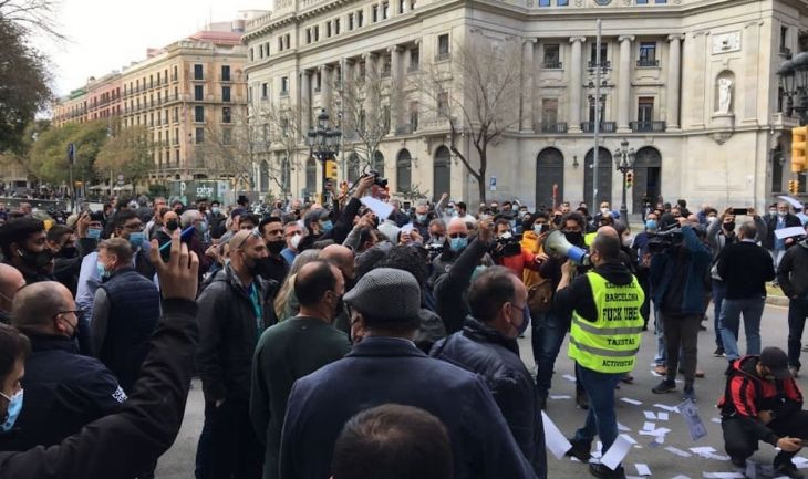 Los taxistas se concentran ante la sede de Foment del Treball / RUBEN PACHECO