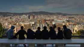 Un grupo de jóvenes observa Barcelona desde la entrada principal del MNAC / EFE - Enric Fontcuberta