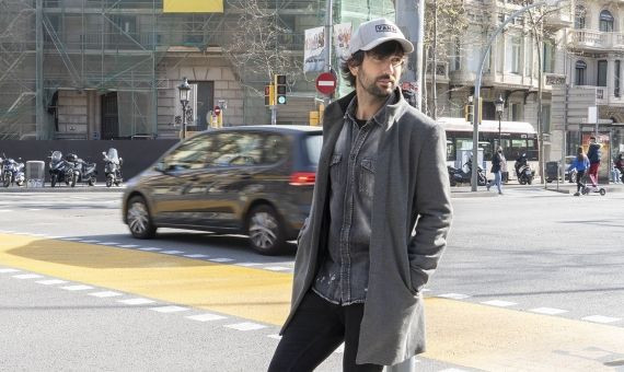 El artista David Otero posa en la Gran Via de les Corts Catalanes de Barcelona / BMAGAZINE