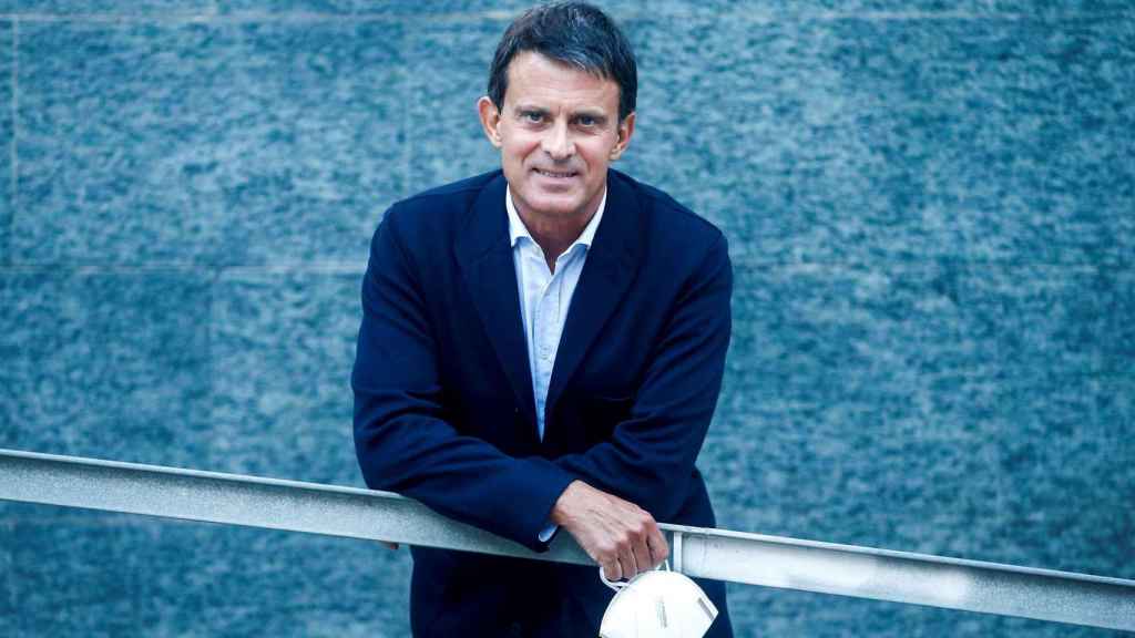 El presidente del grupo municipal de Barcelona pel Canvi y exprimer ministro francés, Manuel Valls, posa ante la cámara / EFE - Quique García