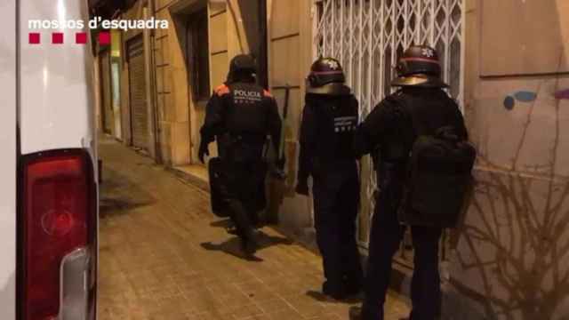 Ingresan en la cárcel dos hombres por robar y agredir sexualmente a mujeres en prostíbulos / MOSSOS D'ESQUADRA