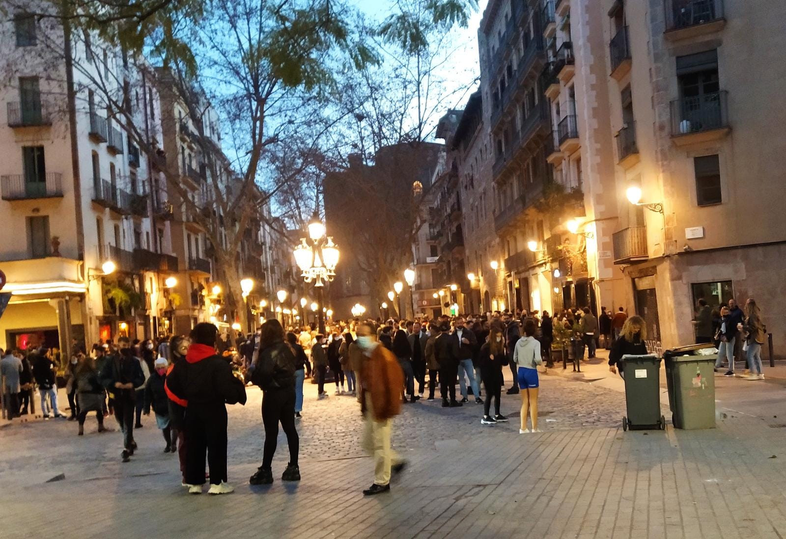 Aglomeración de personas realizando uno de los botellones habituales en el paseo del Born / CEDIDA