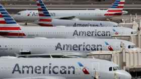 Aviones de la compañía American Airlines a punto de despegar / ARCHIVO