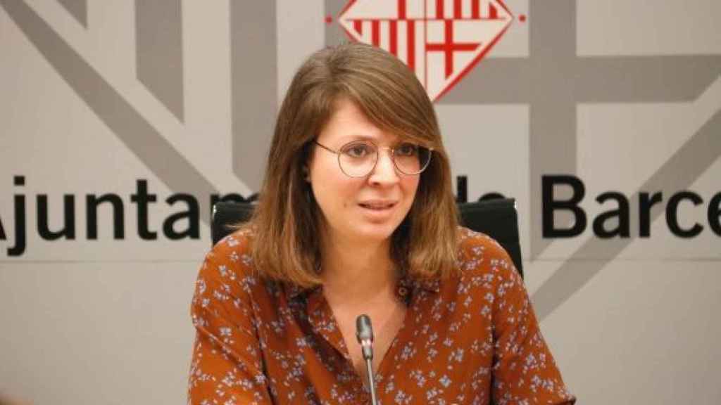 La segunda teniente de alcalde, Janet Sanz, en una rueda de prensa del Ayuntamiento de Barcelona / ARCHIVO