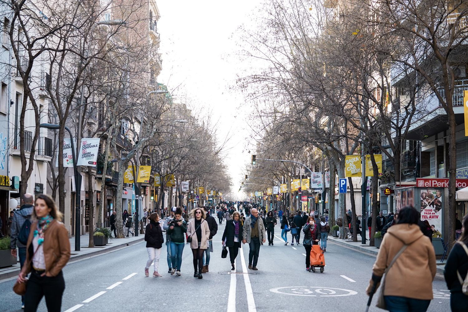 Iniciativa 'Obrim Carrers' en la calle de Sants / AJ BCN