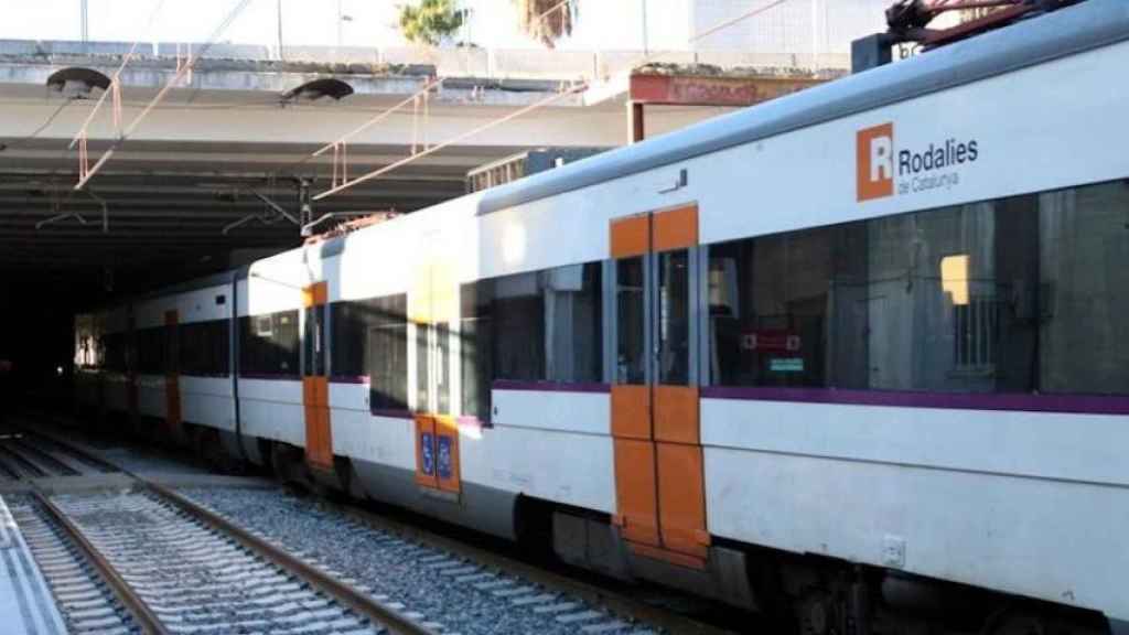 Un tren de la R2 del servicio de Rodalies, en una imagen de archivo / EFE