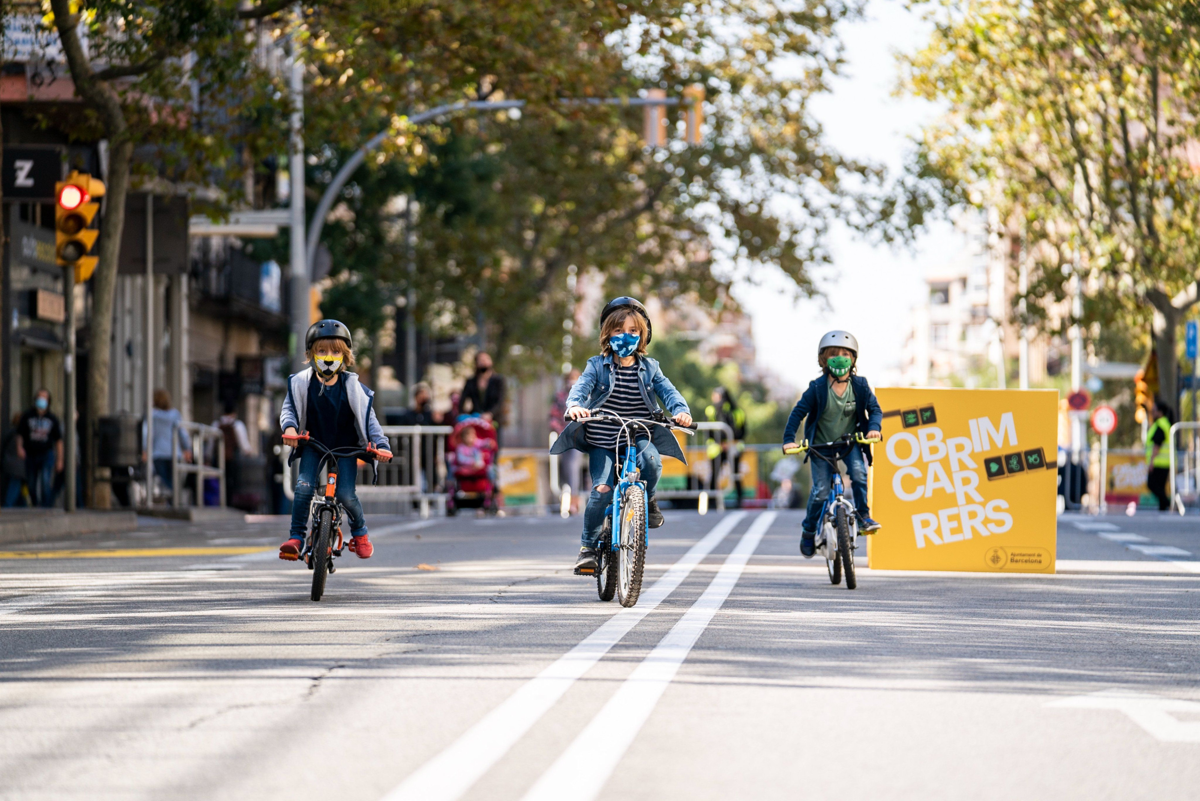 Niños en bicicleta en Gran de Gràcia / AYUNTAMIENTO