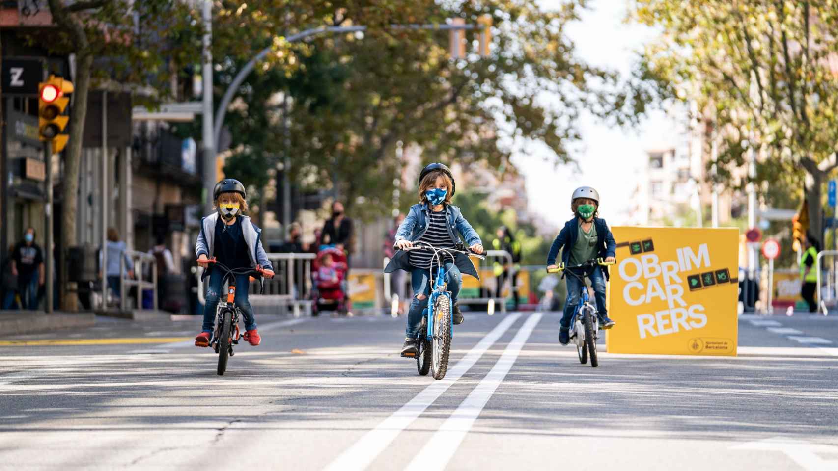 Niños en bicicleta en una imagen de archivo