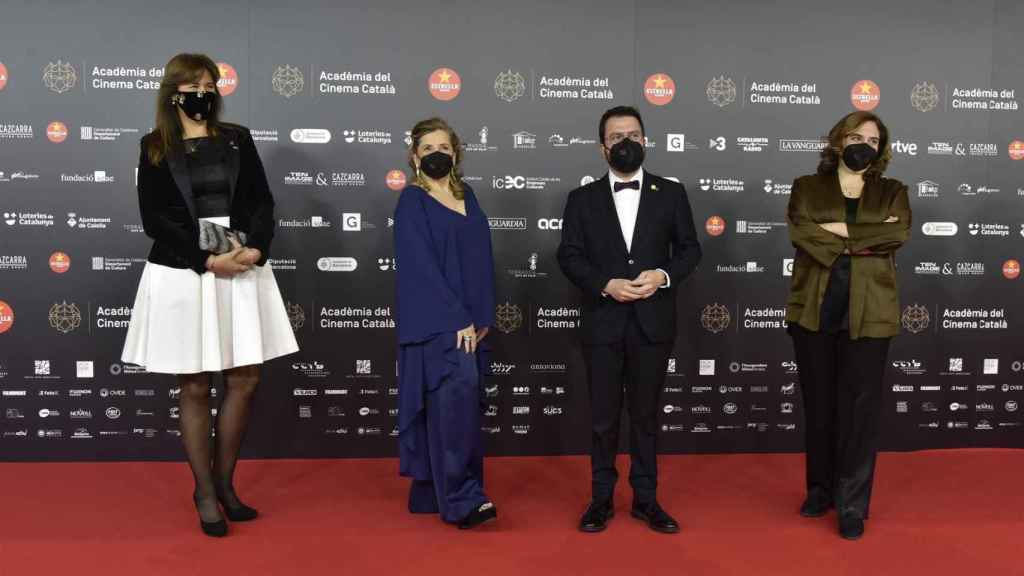 La presidenta del Parlament, Laura Borràs; la presidenta de la Acadèmia del Cinema Català, Isona Passola; el vicepresidente del Govern, Pere Aragonès, y la alcaldesa de Barcelona, Ada Colau, en