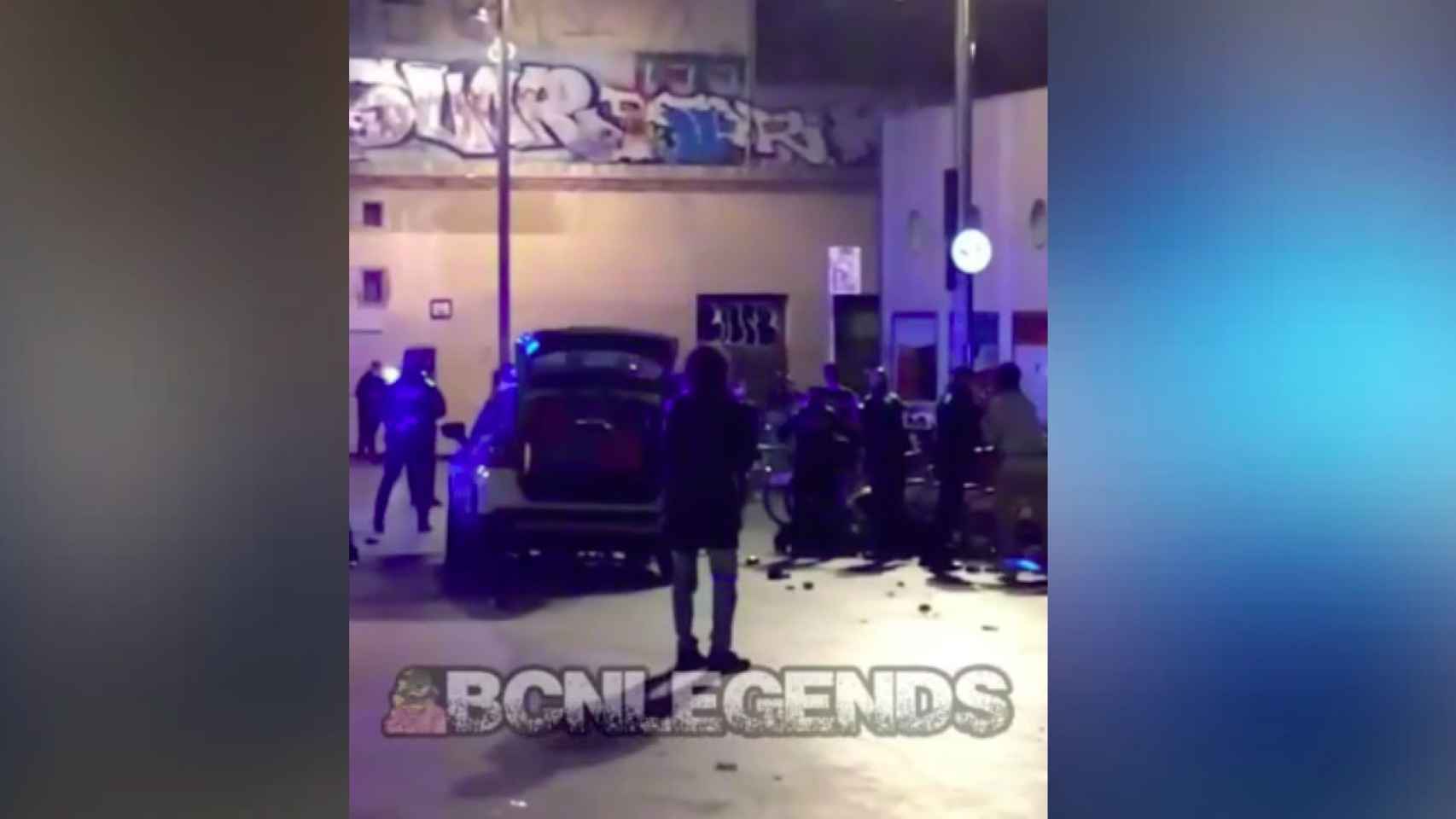 Enfrentamientos en el desalojo de un botellón en el Macba / BCNLEGENDS