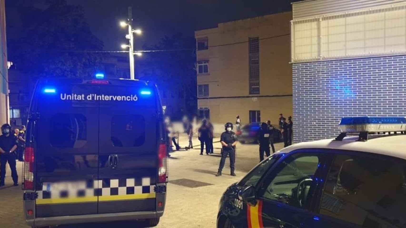 Furgoneta y agentes en un dispositivo en L'Hospitalet de Llobregat