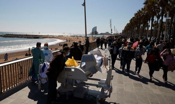 Un paciente ingresado por coronavirus en el Hospital del Mar sale al paseo marítimo de la Barceloneta / EFE - Alejandro García